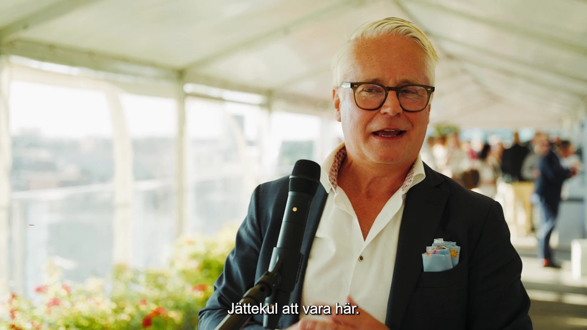 Gazellakund intervjuas under Gazellas tioårsfirande