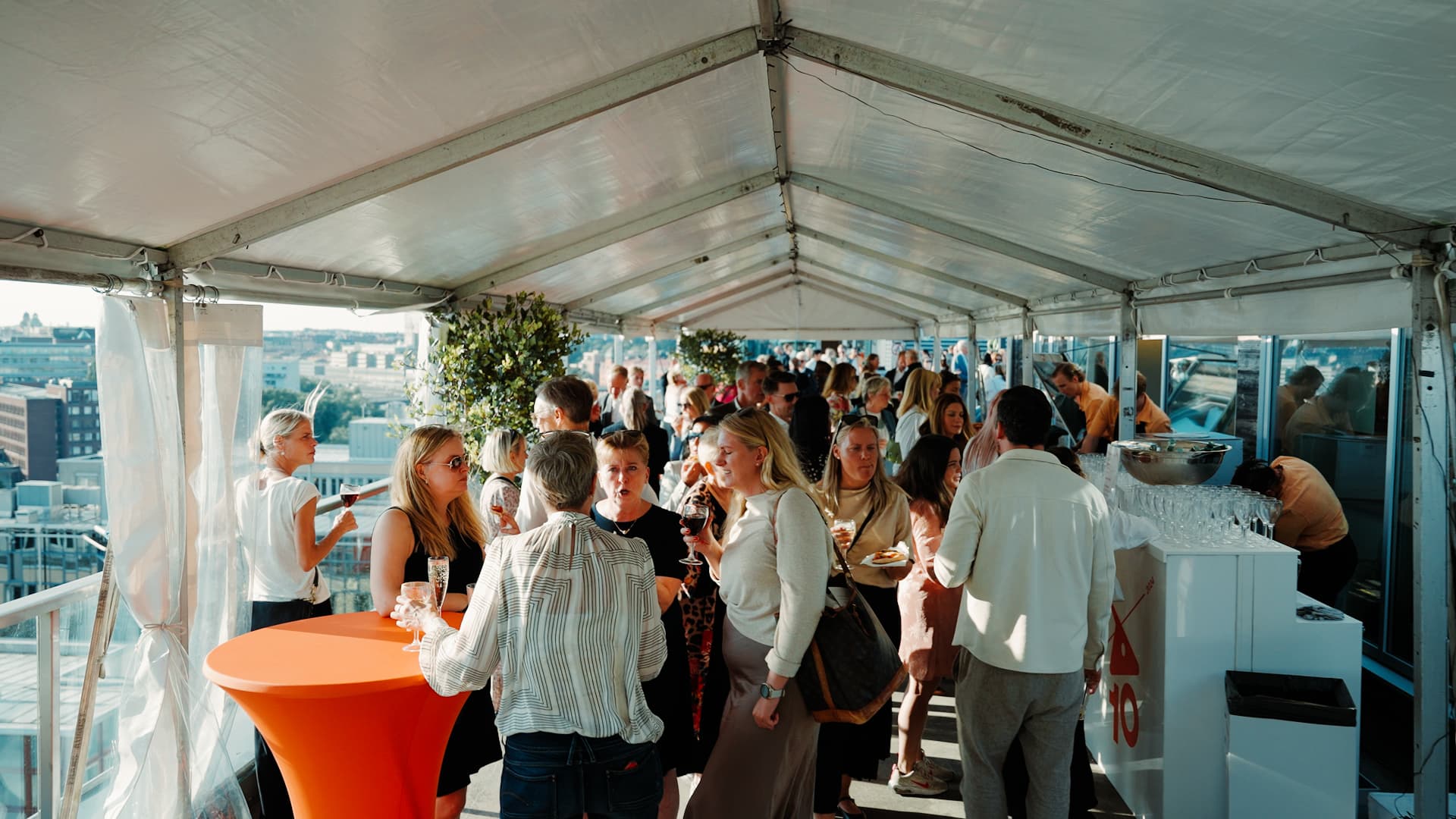 Gäster minglar på takterrassen under Gazellas jubileum