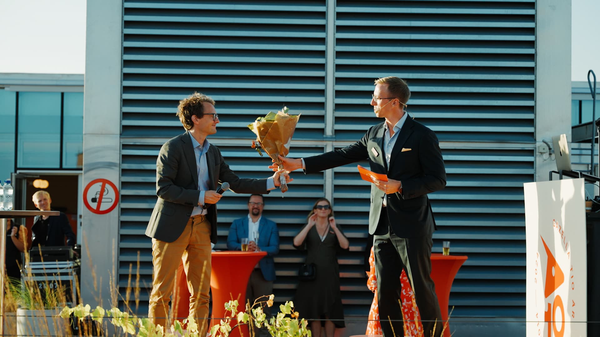 Blommor delas ut på scen under Gazellas jubileum