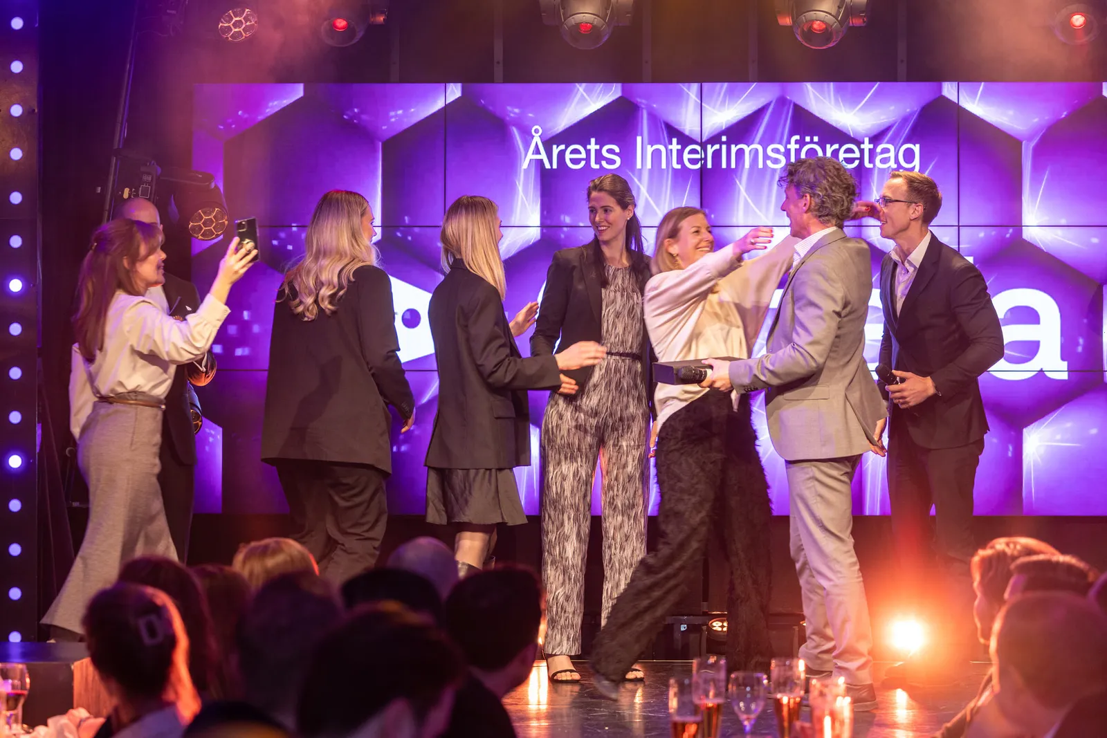 Gazella-teamet tar emot priset Årets Interimsföretag